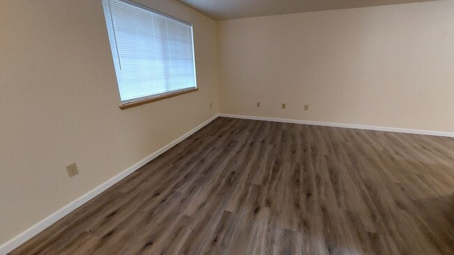 Building Photo - Updated 3 bed 2 bath rambler w/ 2 car gara...