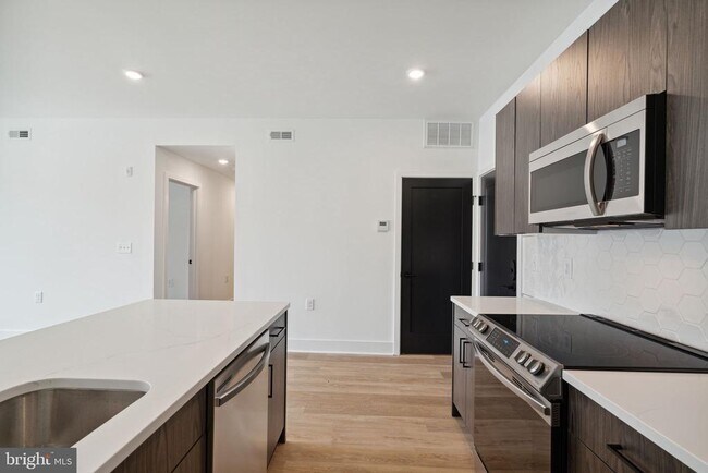 Building Photo - 1419 W Grange Ave