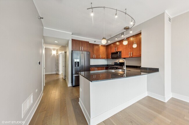 Building Photo - 744 N Clark St