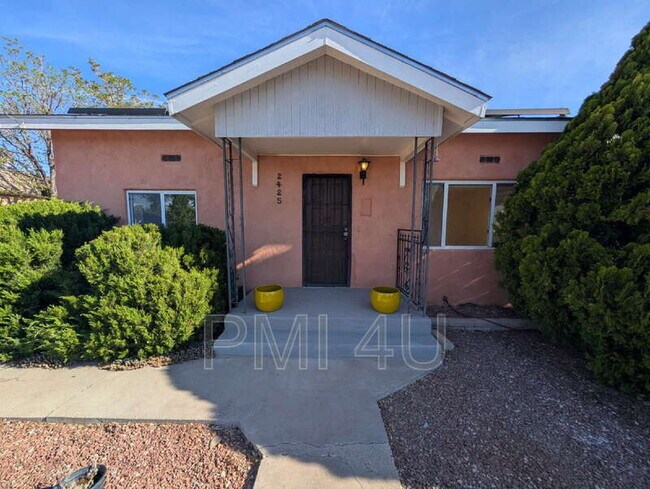 Foto del edificio - 2425 Mountain Rd NW