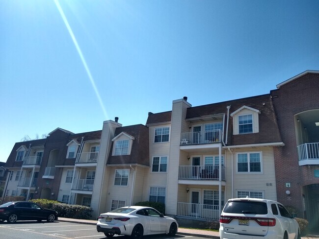 Low-rise (only 3 floors) - 400 Crown Ct