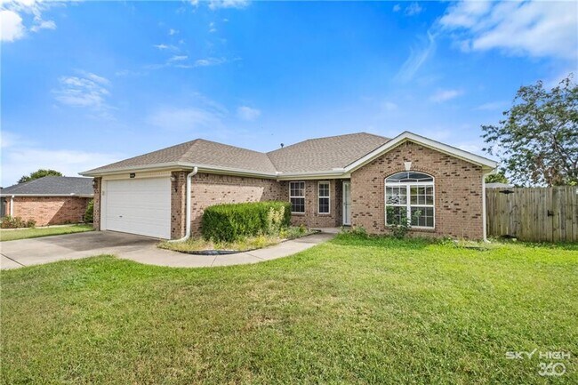 Building Photo - 1002 Applewood Cir
