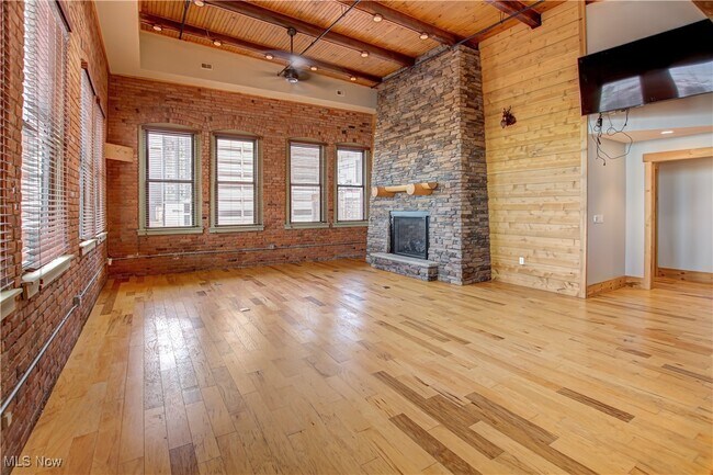 Foto del edificio - 425 W Lakeside Ave