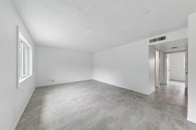 Foto del edificio - 1312 W Adoue St