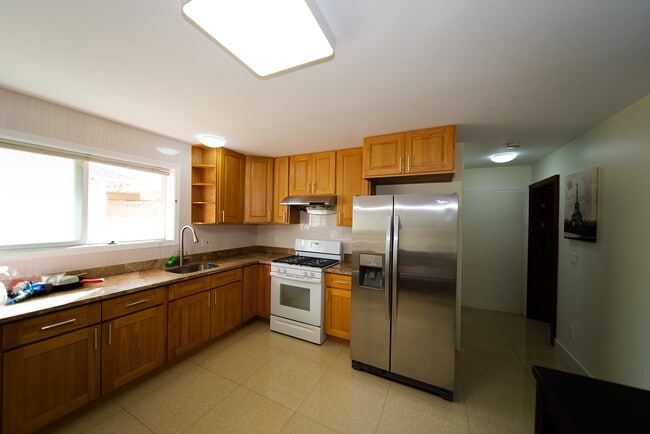 Building Photo - 617 7th Ave