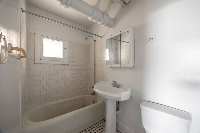 Building Photo - 2415 W Sunnyside Ave