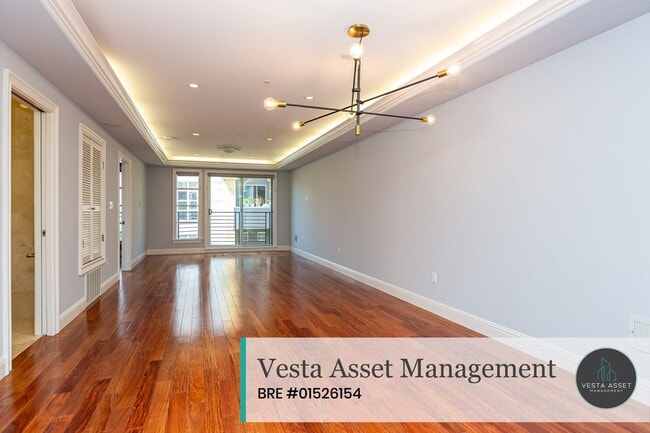 Building Photo - SPACIOUS TOP FLOOR 3 BED/2.5 BATH CONDO WI...