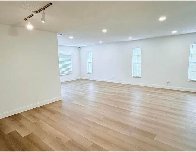 Building Photo - 2630 W 28th St