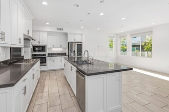 Building Photo - 167 Tenor