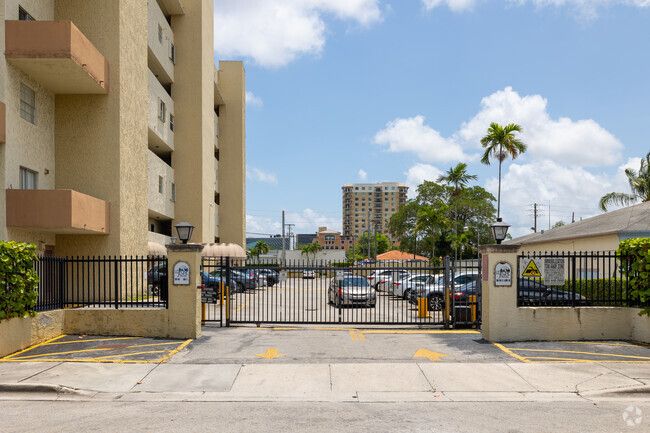 Building Photo - Le Jeune House