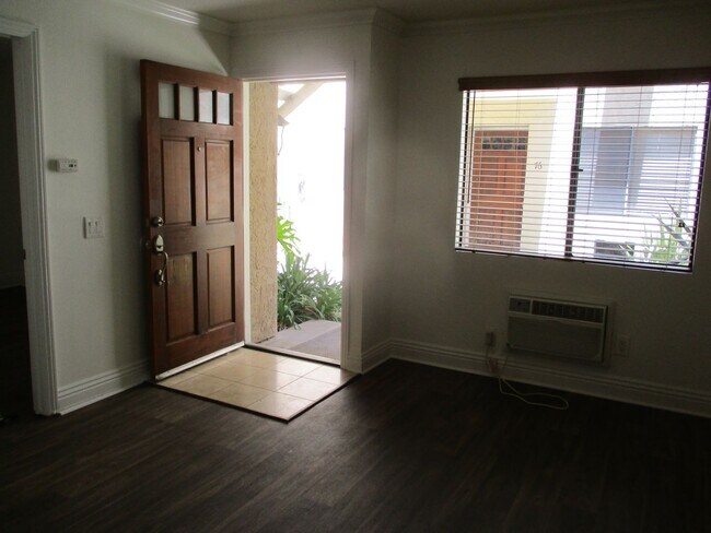 Foto del edificio - Beautiful 1 bedroom 1 bath 1st floor condo...