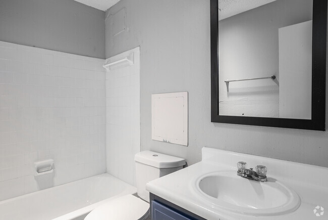 B2 - 2BD, 2BA - 925SF - Bathroo - Bryan Hill