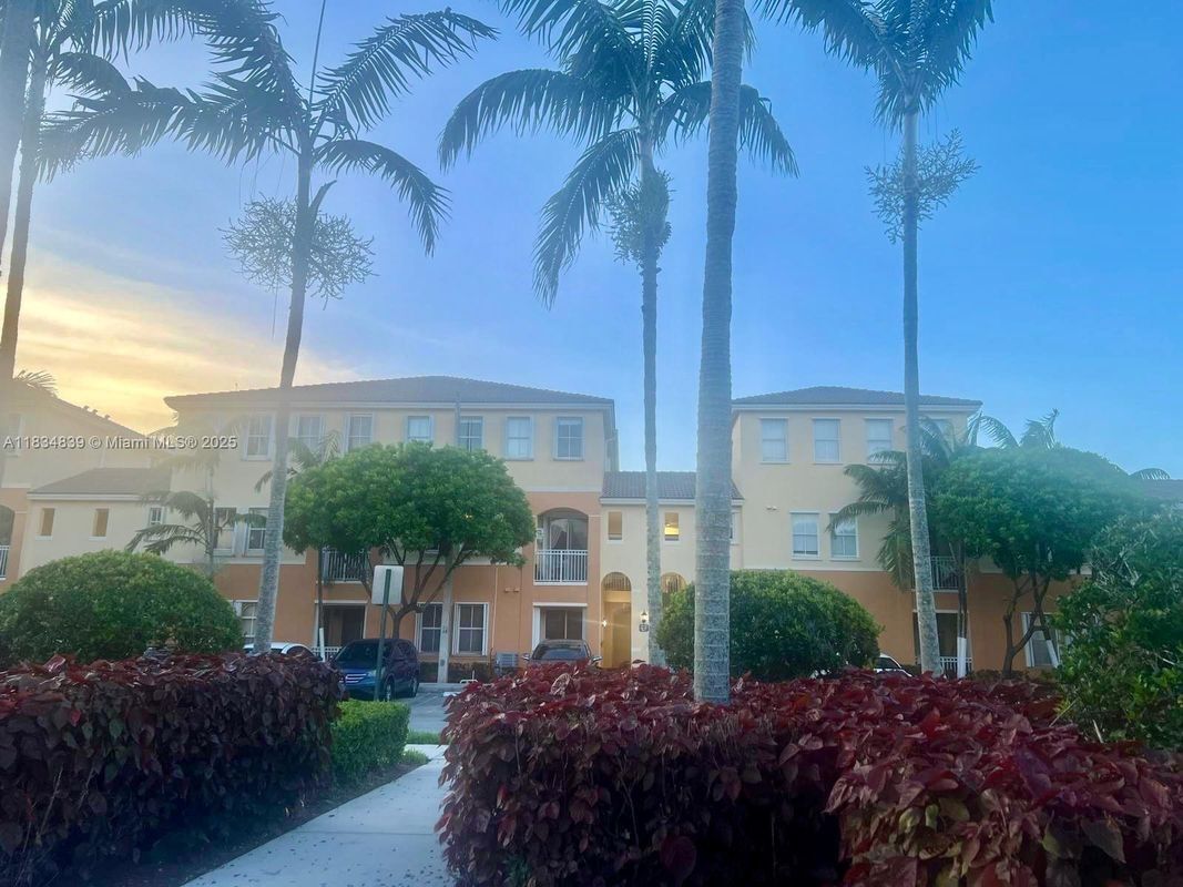 Foto principal - 10242 NW 7th St