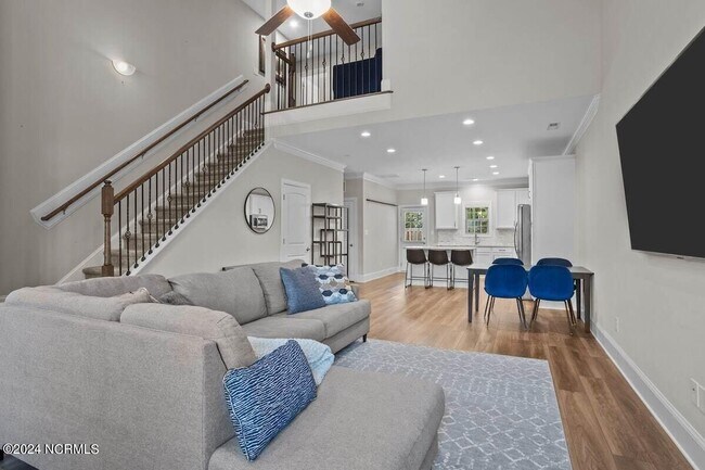Building Photo - 127 Lark Dr