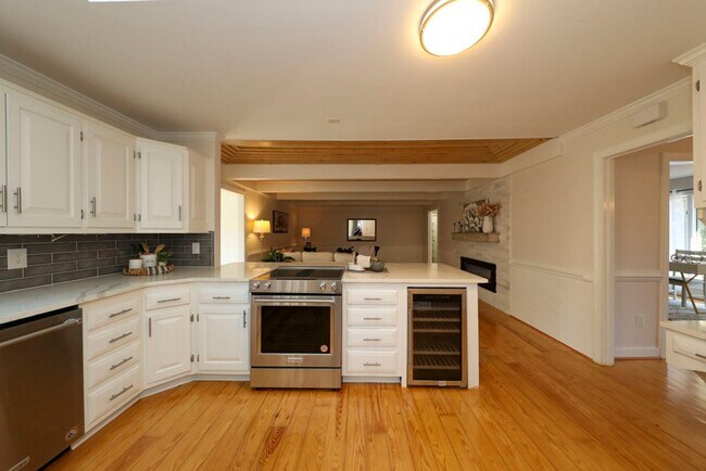 Foto del edificio - Luxury Kingsmill Treehouse Retreat | 7BR Custom Home with Private Suite