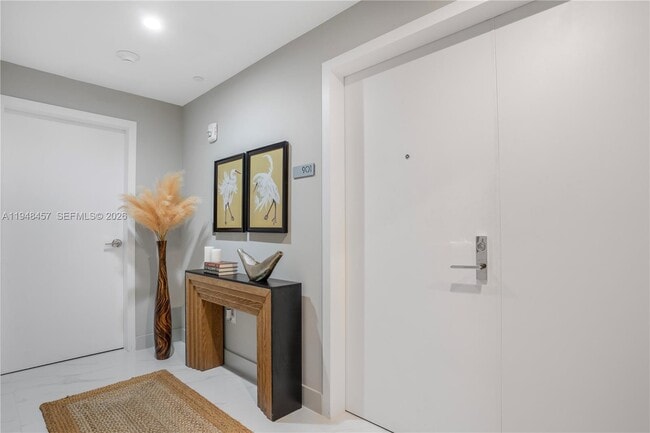 Foto del edificio - 700 NE 24th St