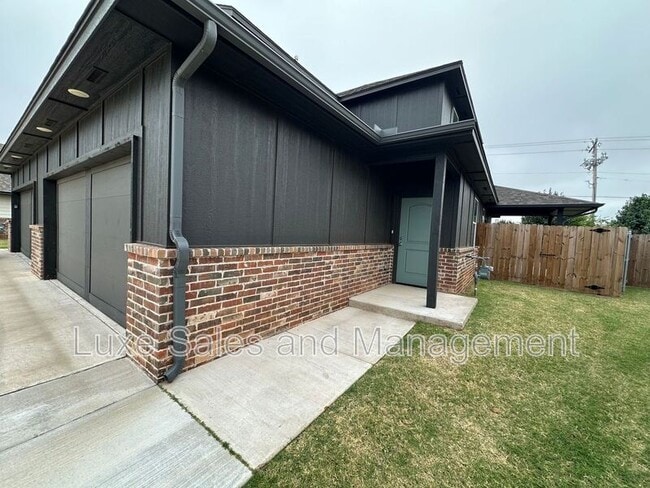 Building Photo - 10516 Utica Dr