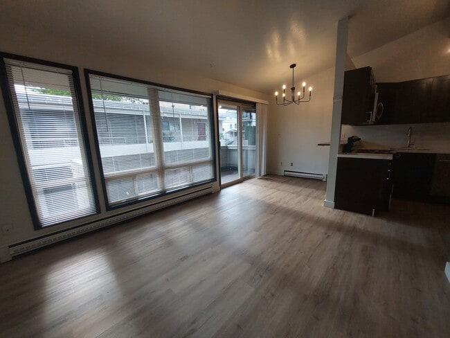North Seattle 1BR with Private Balcony, Natural Light, and Modern Flooring - North Seattle 1BR with Private Balcony, Natural Light, and Modern Flooring Apartment