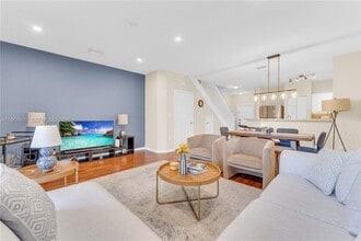 Building Photo - 8844 S Isles Cir