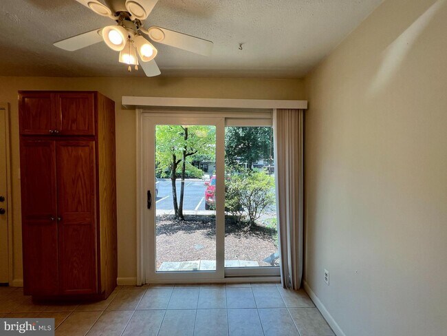 Building Photo - 12180 Sanibel Ct