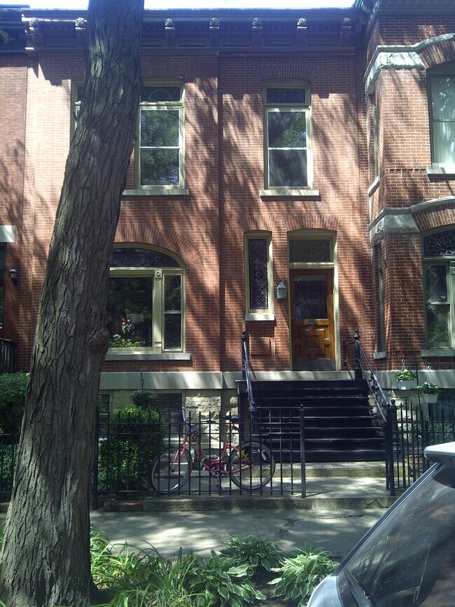 Charming Victorian Rowhouse - 2240 N Bissell St