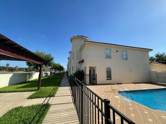 Building Photo - Apt 3 - 1413 E Keeton Ave