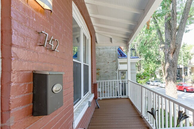 Foto del edificio - Classy Columbia Heights Row Home! 1/2 Off ...