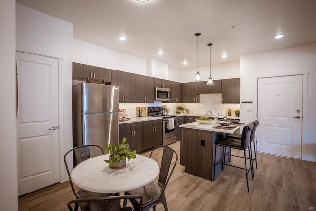 Foto del edificio - Brand New! AC & 1 covered parking spot inc...