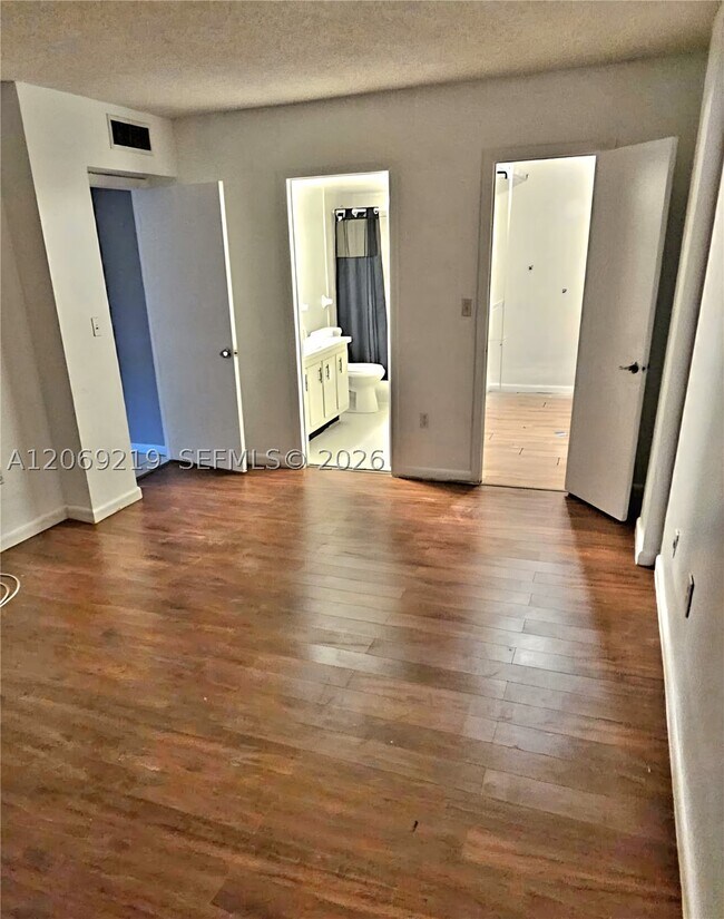 Building Photo - 4168 Inverrary Dr