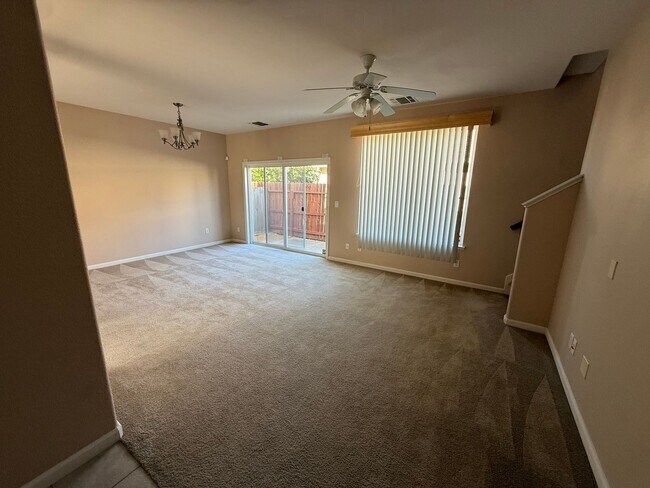Foto del edificio - 3 Bed | 2.5 Bath | 1345 SF |  2 Car Garage | Two Story | Tenant pays $175 for WS&G