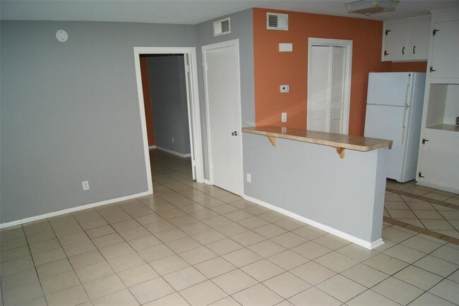 Building Photo - 5538 Holly St