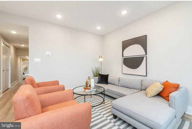 Foto del edificio - 2825 W Girard Ave