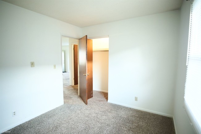 Building Photo - 2 br, 1 bath  - Line Street Duplexes