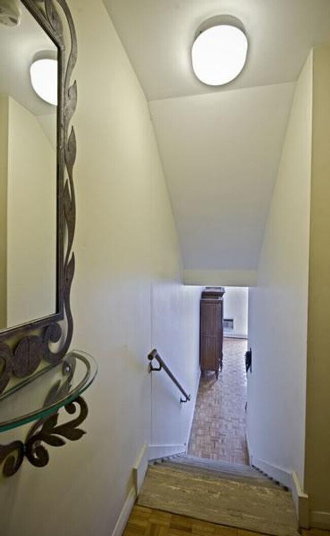 Foto del edificio - Duplex In Cleveland Circle , Access 3 Trains, HT HW Inn 1 FREE MONTH & NO FEE,, Balcony Elevator