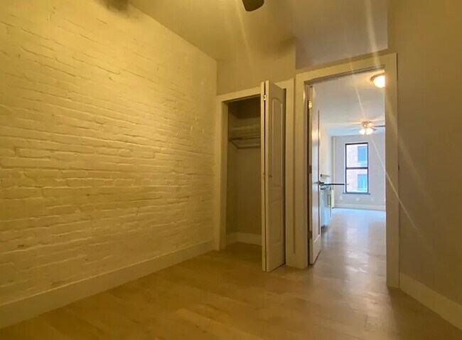 Building Photo - 450 W 46th St
