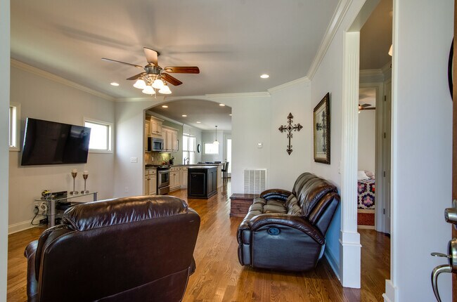 Foto del edificio - 3 Bed, 2.5 Bath with 2 Car Garage; Lots of...