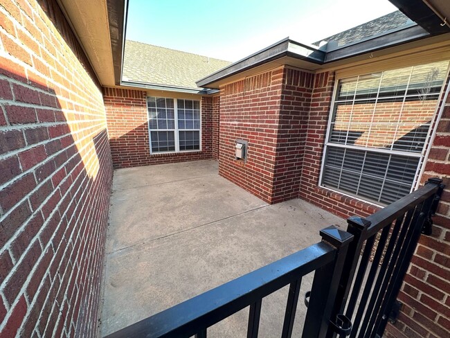 Building Photo - Spacious 2/2/2 townhome