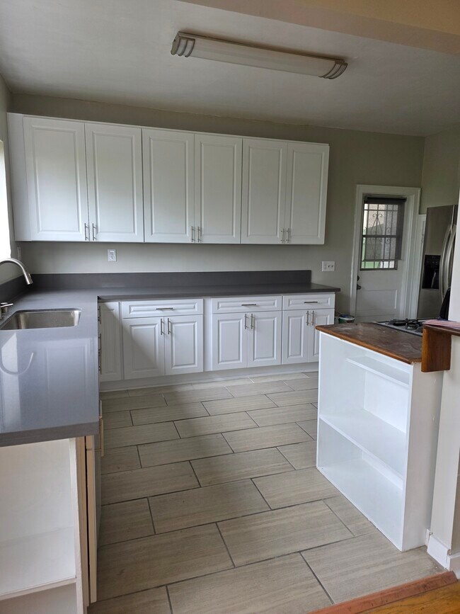 Kitchen - 1647 Angelus Ave