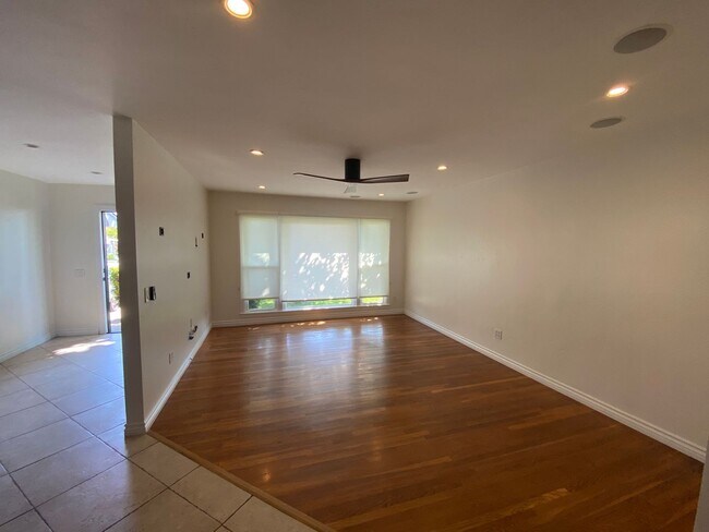 Foto del edificio - Fireplace! 1 Car Garage! Double Stainless Steel Oven! HUGE Enclosed Yard! Remodeled!