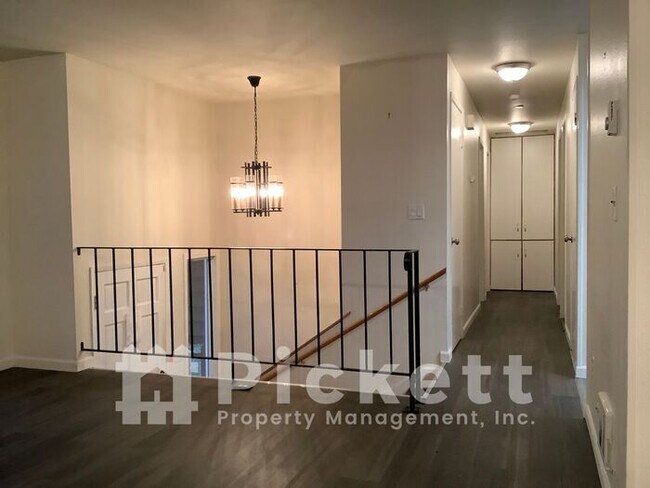 Building Photo - Great Location Near Lake Symington