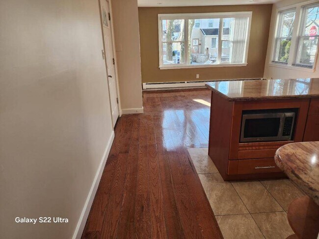 Foto del edificio - 241-05 Mayda Rd