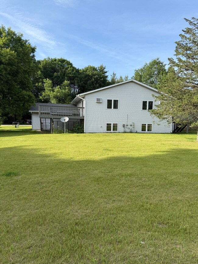 Building Photo - W6527 Woodhaven Cir