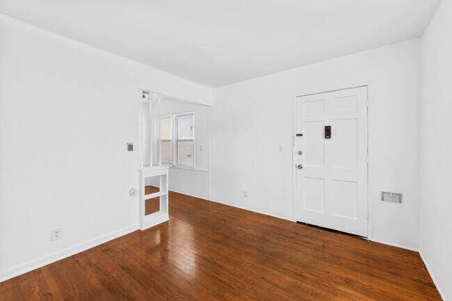 Foto del edificio - 7233 Normandie Ave
