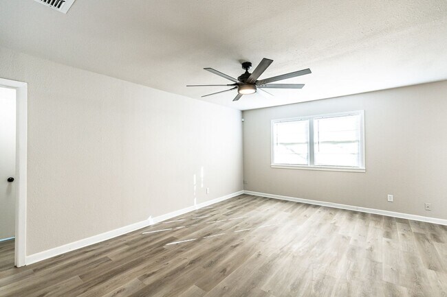 Foto del edificio - 2 Bedroom House With An Isolated Room In B...