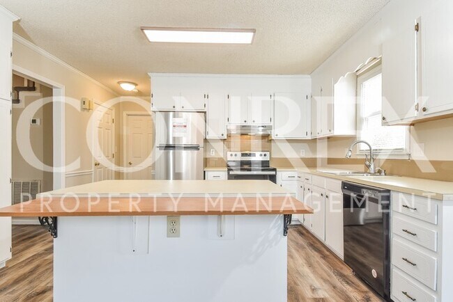 Building Photo - Spacious Three Bedroom Two Bath