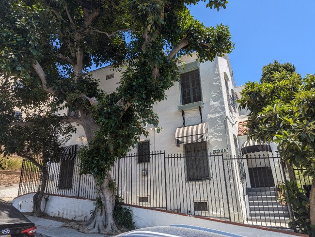 Building Photo - 2040 Argyle Ave