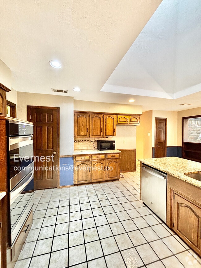 Building Photo - 1120 Stratford Dr