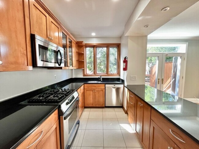 Foto del edificio - Great 4 BR 3 BA townhouse in great quiet s...