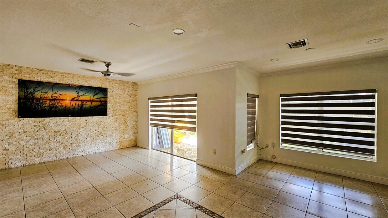 Building Photo - 213 Talia Cir