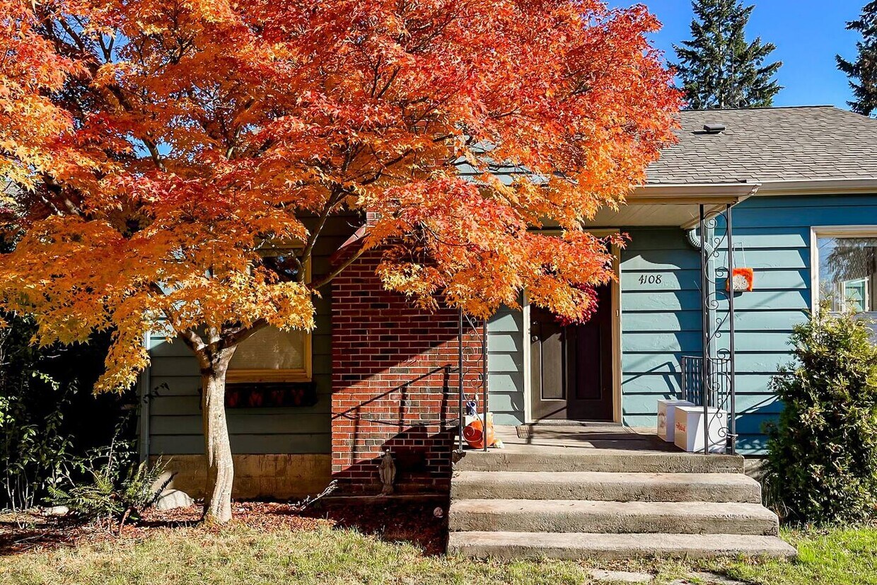 3 bedroom comfortable home in peaceful, Lakewood/Seward Park Neighborhood - 4108 50th Ave S